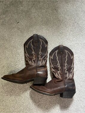 Justin Boots Dark Brown size 8.5B